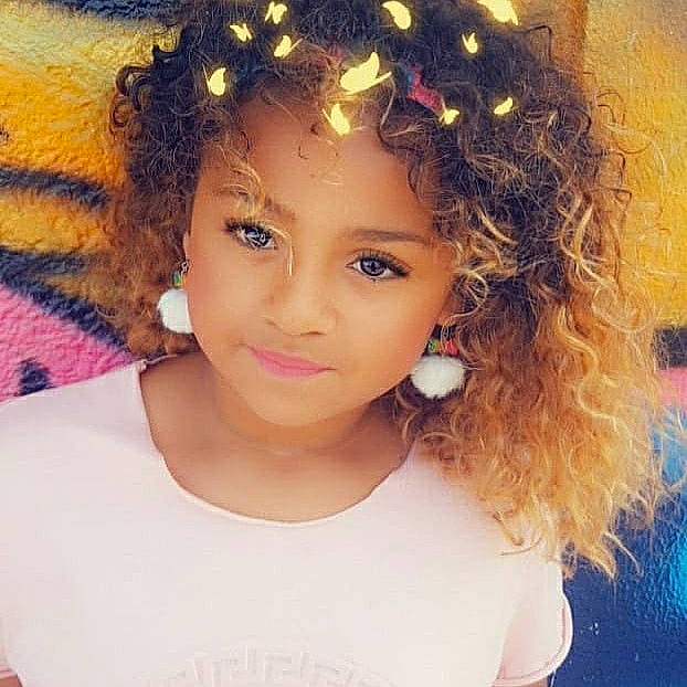 Shayna a rejoint le concours — aidez-le/la à gagner de superbes lots ! beauty, black_hair, brown_hair, cheek, child, child_model, eyebrow, face, forehead, girl, hair, hair_accessory, hair_coloring, hairstyle, human_hair_color, iris, lip, long_hair, person, smile