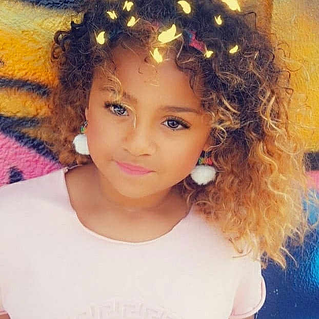 Shayna a rejoint le concours — aidez-le/la à gagner de superbes lots ! beauty, black_hair, brown_hair, cheek, child, child_model, eyebrow, face, forehead, girl, hair, hair_accessory, hair_coloring, hairstyle, human_hair_color, iris, lip, long_hair, person, smile