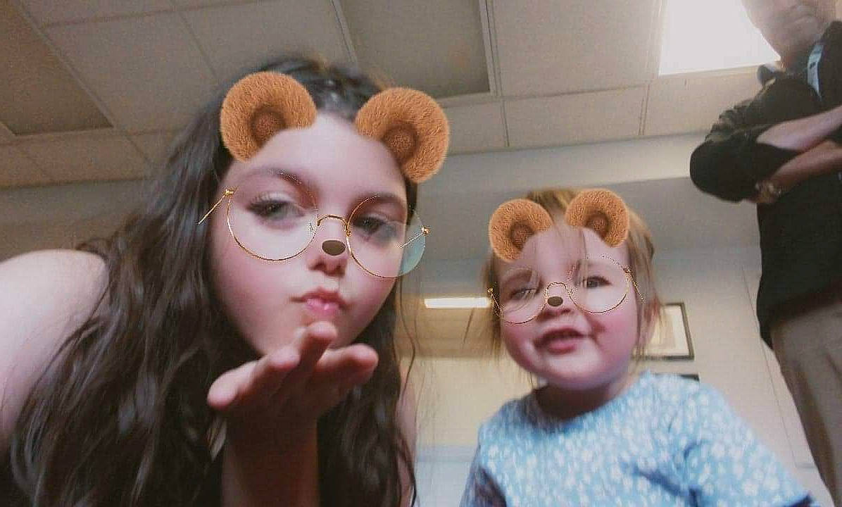 Kelly-ann participe au concours pour gagner de l'argent avec cette photo : blond, cool, ear, event, eyelash, eyewear, finger, flooring, fun, gesture, glasses, hairstyle, happy, headgear, mouth, nose, person, selfie, vertebrate, vision_care