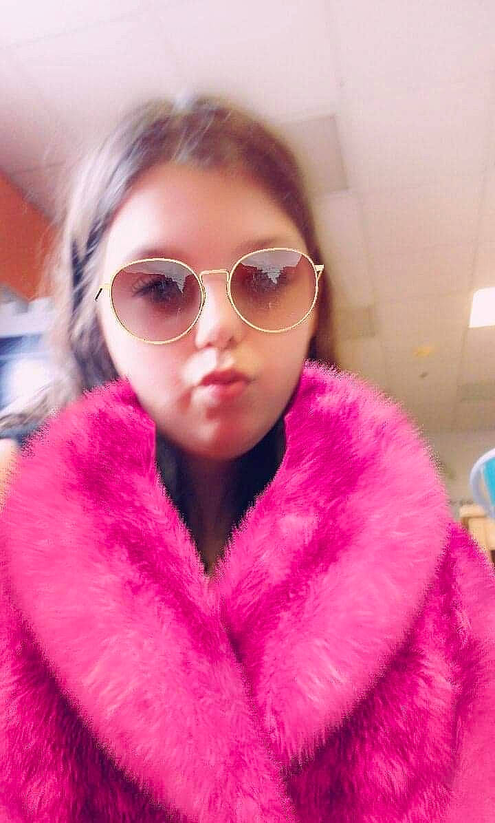 Kelly-ann participe au concours pour gagner de l'argent avec cette photo : animal_product, chin, eye_glass_accessory, eyelash, eyewear, fashion_design, fur_clothing, glasses, goggles, happy, headgear, lip, magenta, neck, person, pink, skin, sleeve, stole, sunglasses