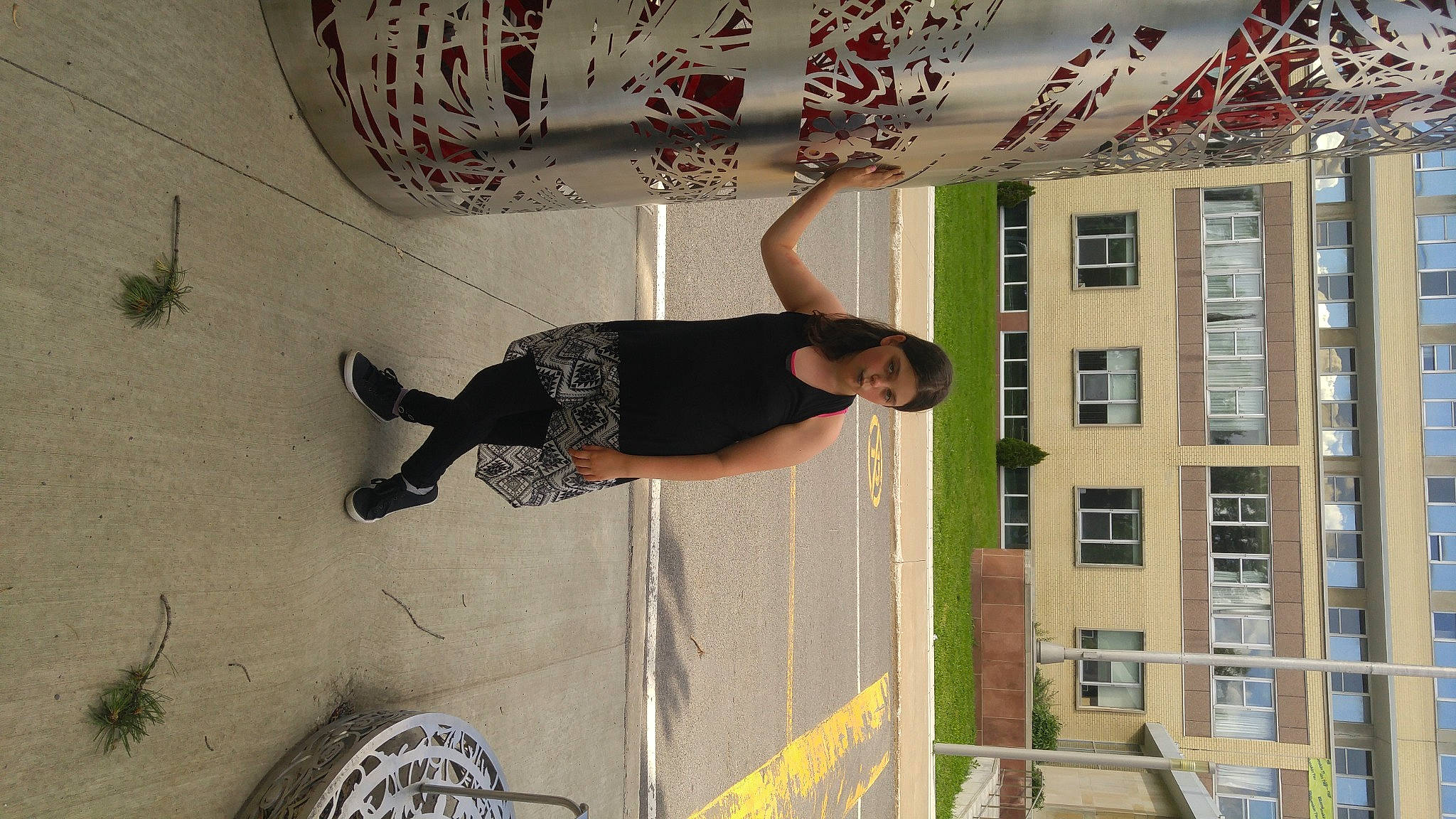 Kelly-ann a rejoint le concours — aidez-le/la à gagner de superbes lots ! building, elbow, facade, font, fun, leisure, logo, person, recreation, room, shorts, t_shirt, tree, walking_shoe, white, window