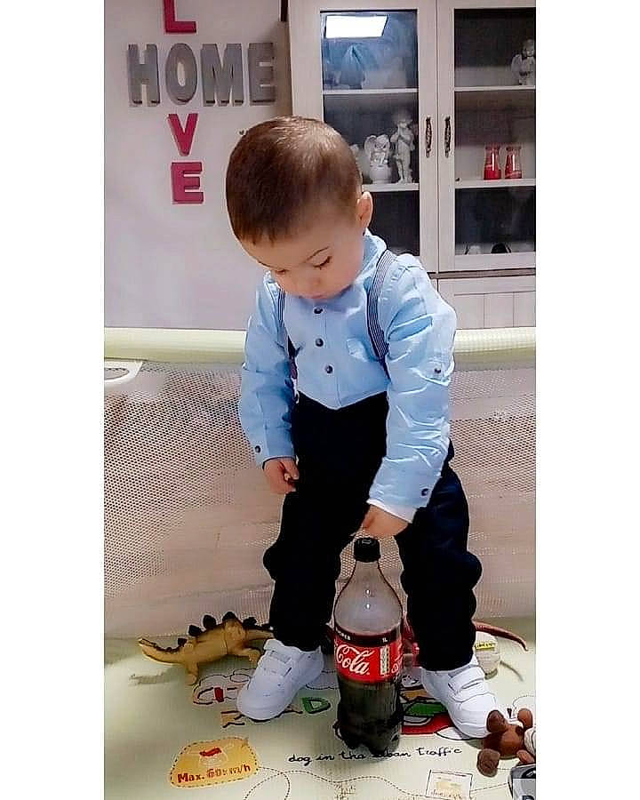 Lyvioo participe au concours pour gagner de l'argent avec cette photo : child, footwear, outerwear, person, play, sleeve, t_shirt, toddler