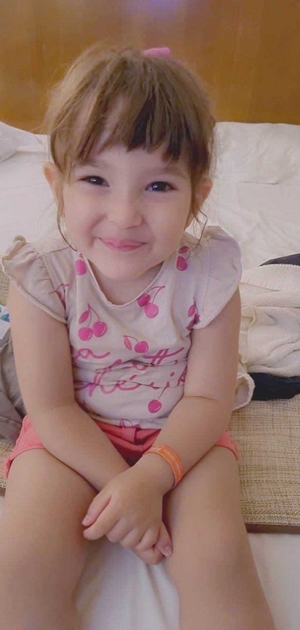 Assil participe au concours pour gagner de l'argent avec cette photo : arm, baby_toddler_clothing, cheek, clothing, ear, eye, eyebrow, eyelash, face, hand, head, human_body, joy, leg, lip, mouth, neck, nose, person, skin