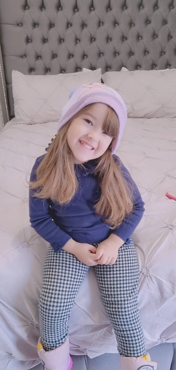 Assil a rejoint le concours — aidez-le/la à gagner de superbes lots ! arm, comfort, couch, eye, face, fashion, flash_photography, happy, head, headwear, joy, knee, leg, lip, outerwear, person, purple, sleeve, smile, tartan