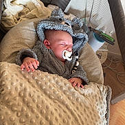 Ewen a rejoint le concours — aidez-le/la à gagner de superbes lots ! baby, sleeping, blanket, pacifier, hoodie, plush, infant, playpen, cozy, soft, cute, child, nap, indoor, comfort, wearing, clothing, rest, peaceful, toddler