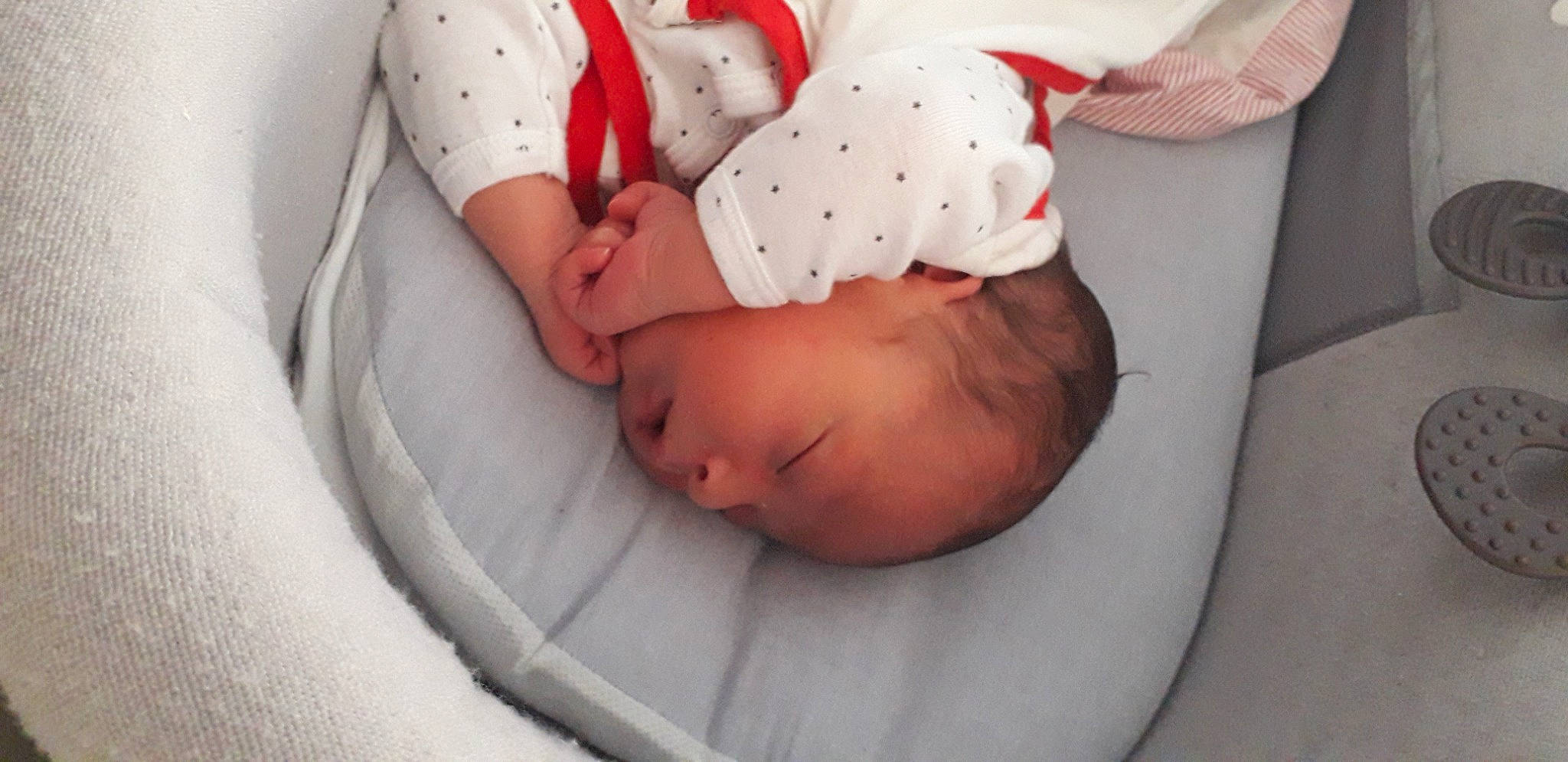 Isaïah a rejoint le concours — aidez-le/la à gagner de superbes lots ! abdomen, baby, baby_products, baby_sleeping, baby_toddler_clothing, carmine, child, comfort, elbow, eye, foot, head, human_body, human_leg, linens, pattern, person, skin, stomach, thumb