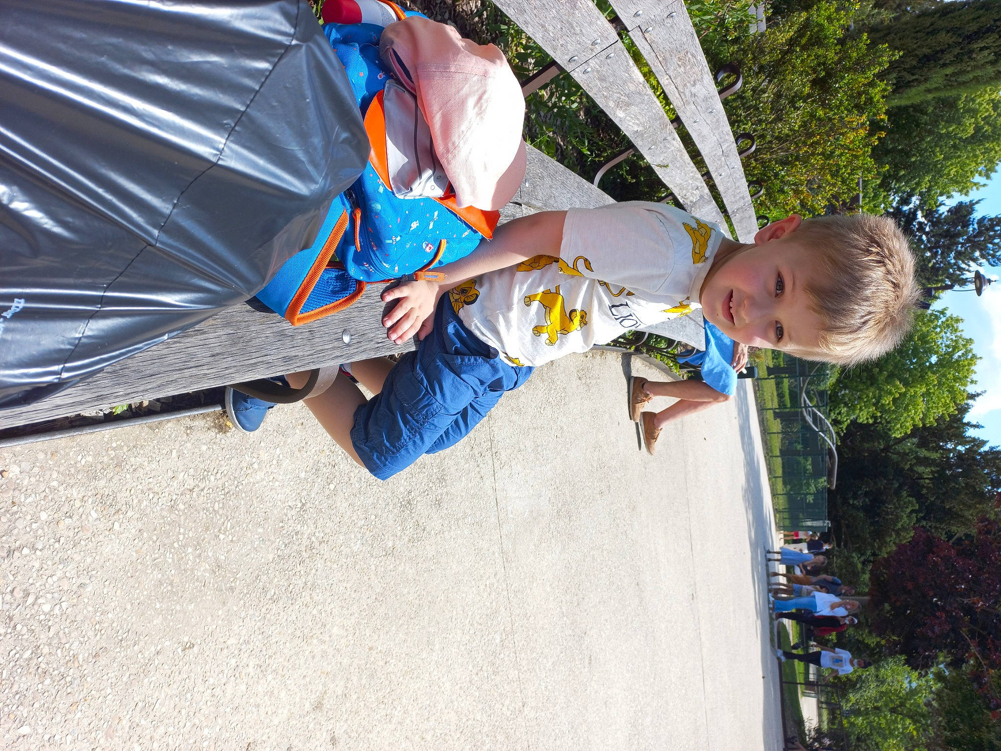 Adil a rejoint le concours — aidez-le/la à gagner de superbes lots ! child, daytime, electric_blue, fun, hat, leisure, person, recreation, shade, shorts, sky, t_shirt, tarpaulin, toddler, tree, vacation