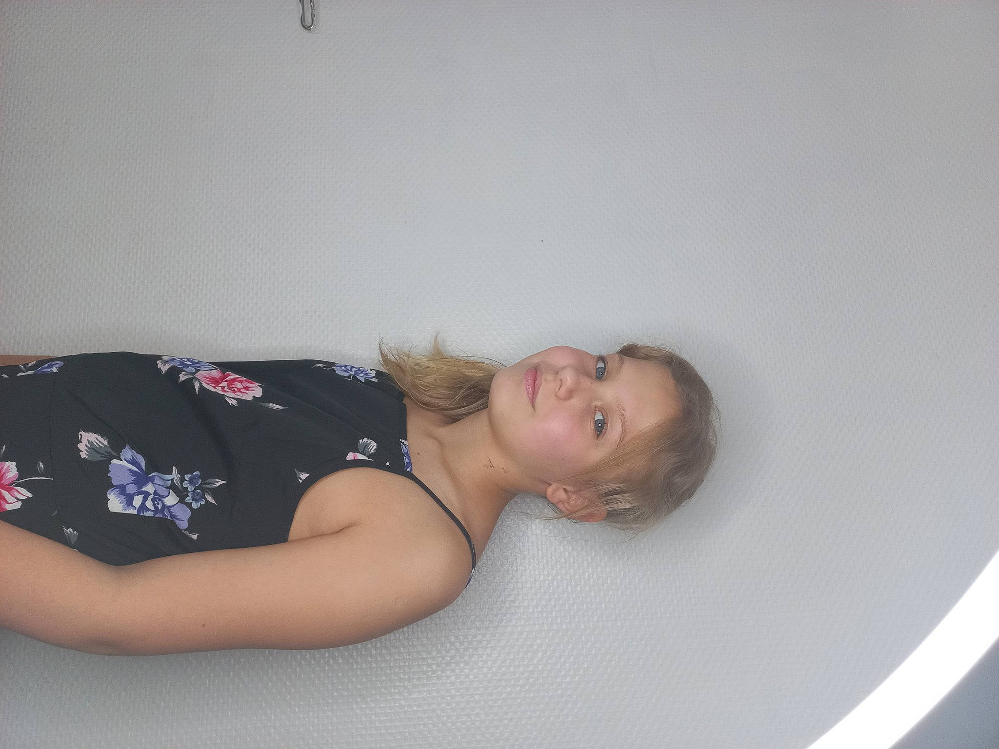 Feryel a rejoint le concours — aidez-le/la à gagner de superbes lots ! abdomen, blond, chest, child, comfort, elbow, flash_photography, flesh, fun, human_leg, knee, leg, linens, neck, person, sitting, sleeve, thigh, trunk, waist