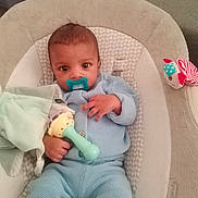 Keïys participe au concours pour gagner de l'argent avec cette photo : baby, big_eyes, blanket, blue_clothing, bouncer_seat, calm, carpet, child, cute, hand, indoor, infant, knitted_outfit, looking_at_camera, pacifier, portrait, rattle, seated, soft_fabric, toy