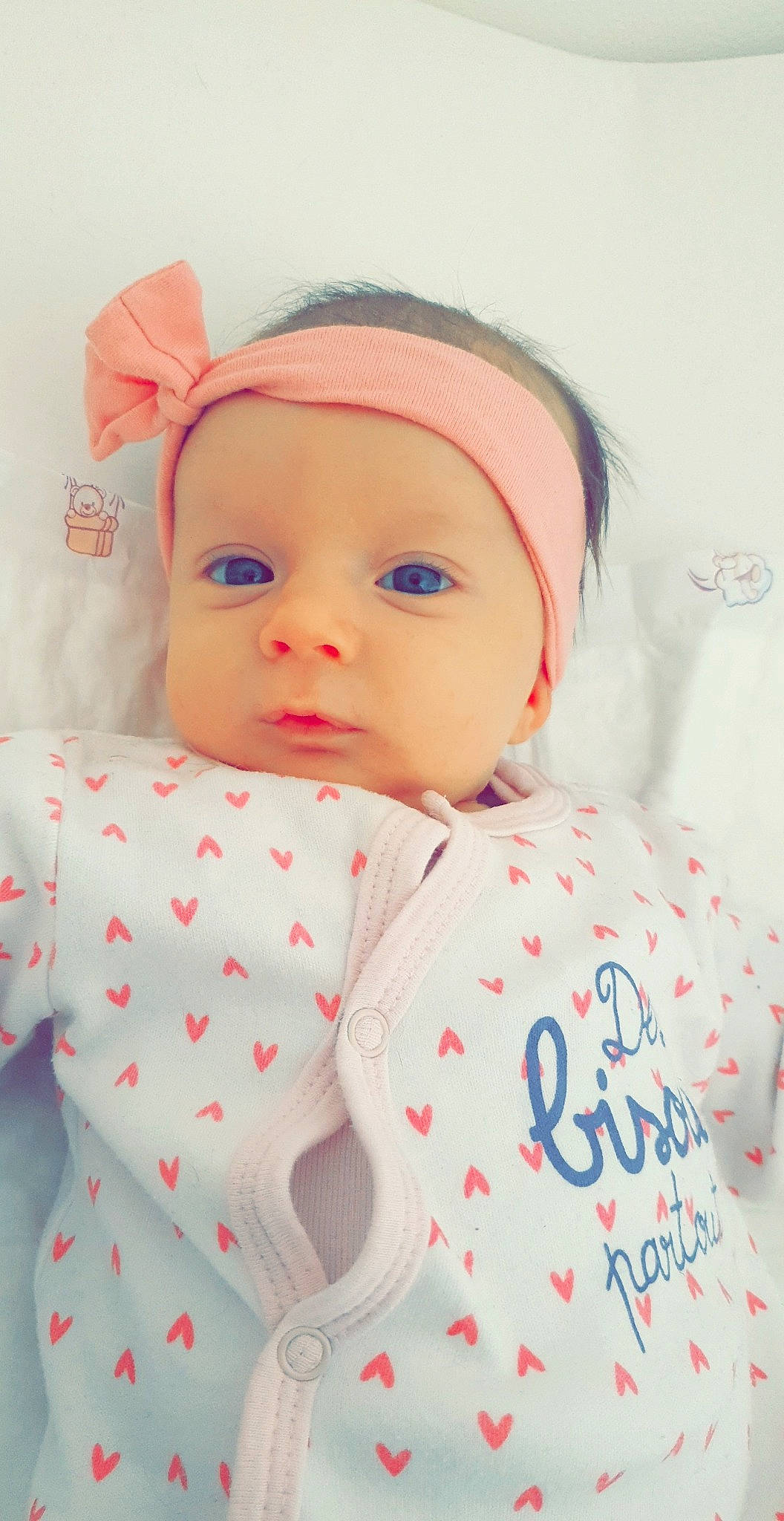 Selena participe au concours pour gagner de l'argent avec cette photo : baby, baby_toddler_clothing, cap, carmine, cheek, child, collar, comfort, eyelash, face, headwear, linens, lip, pattern, peach, person, pink, room, skin, sleeve