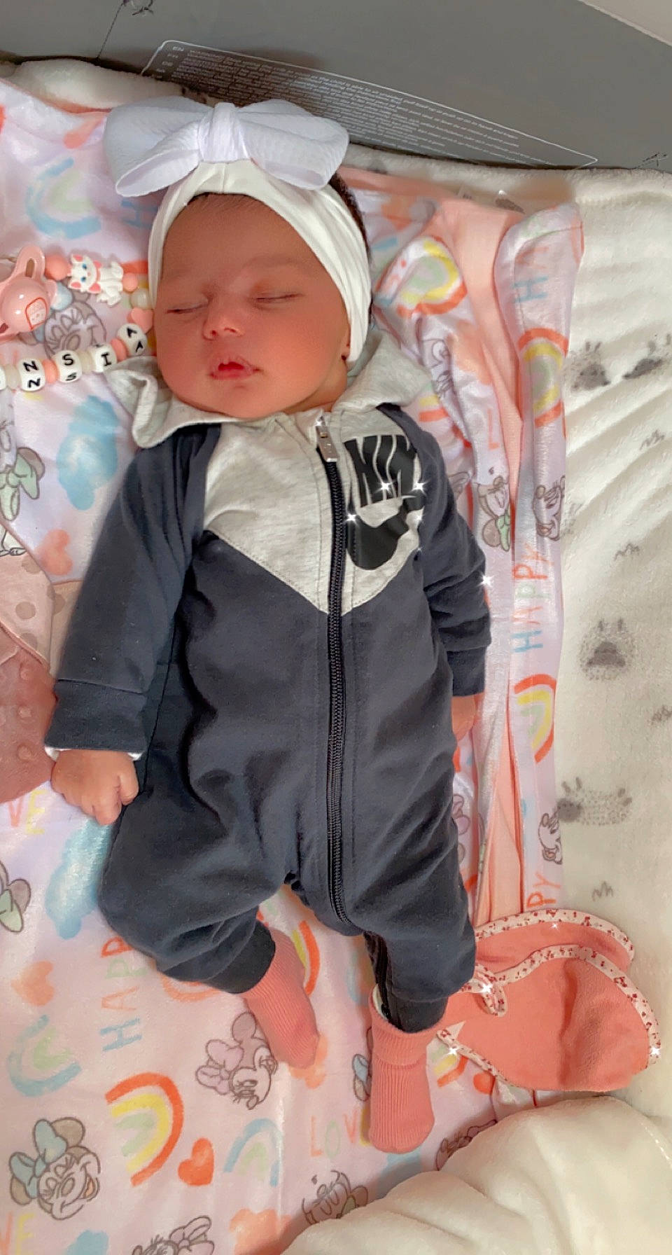 Hortansia a rejoint le concours — aidez-le/la à gagner de superbes lots ! baby, baby_products, baby_toddler_clothing, cap, cheek, child, fashion_accessory, happy, hat, head, headgear, headwear, outerwear, pattern, person, personal_protective_equipment, pink, sleeve, t_shirt, textile