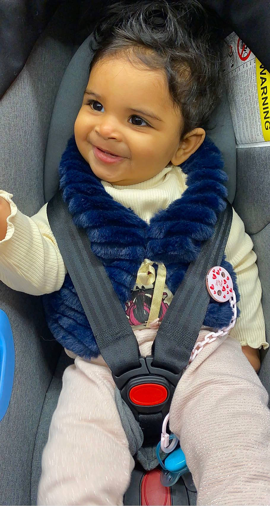 Léna a rejoint le concours — aidez-le/la à gagner de superbes lots ! auto_part, baby, baby_carriage, baby_in_car_seat, baby_toddler_clothing, car_seat, cheek, child, comfort, electric_blue, face, facial_expression, finger, gesture, head_restraint, joy, person, product, seat_belt, sleeve