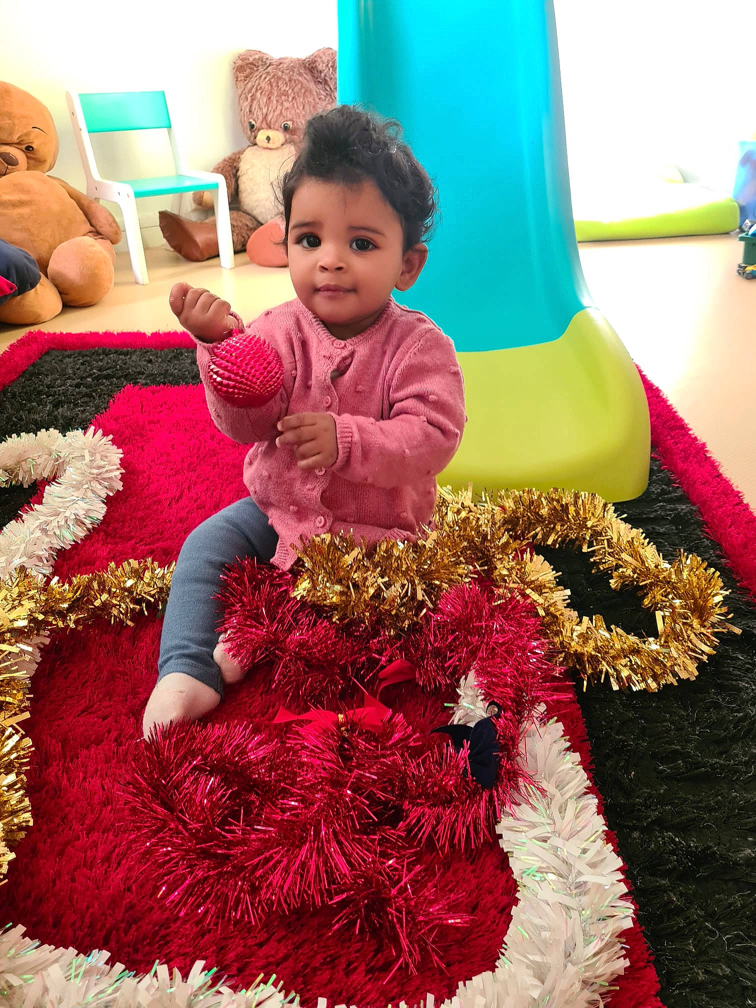 Léna a rejoint le concours — aidez-le/la à gagner de superbes lots ! baby_toddler_clothing, child, comfort, design, event, flooring, fun, green, happy, linens, magenta, pattern, person, petal, photograph, pink, red, room, t_shirt, textile