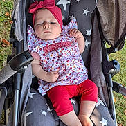 Naomie a rejoint le concours — aidez-le/la à gagner de superbes lots ! accessories, baby, bonnet, cap, clothing, dress, face, furniture, hat, head, newborn, person, photography, portrait, shorts, sleeping, stroller, sunglasses, transportation, vehicle