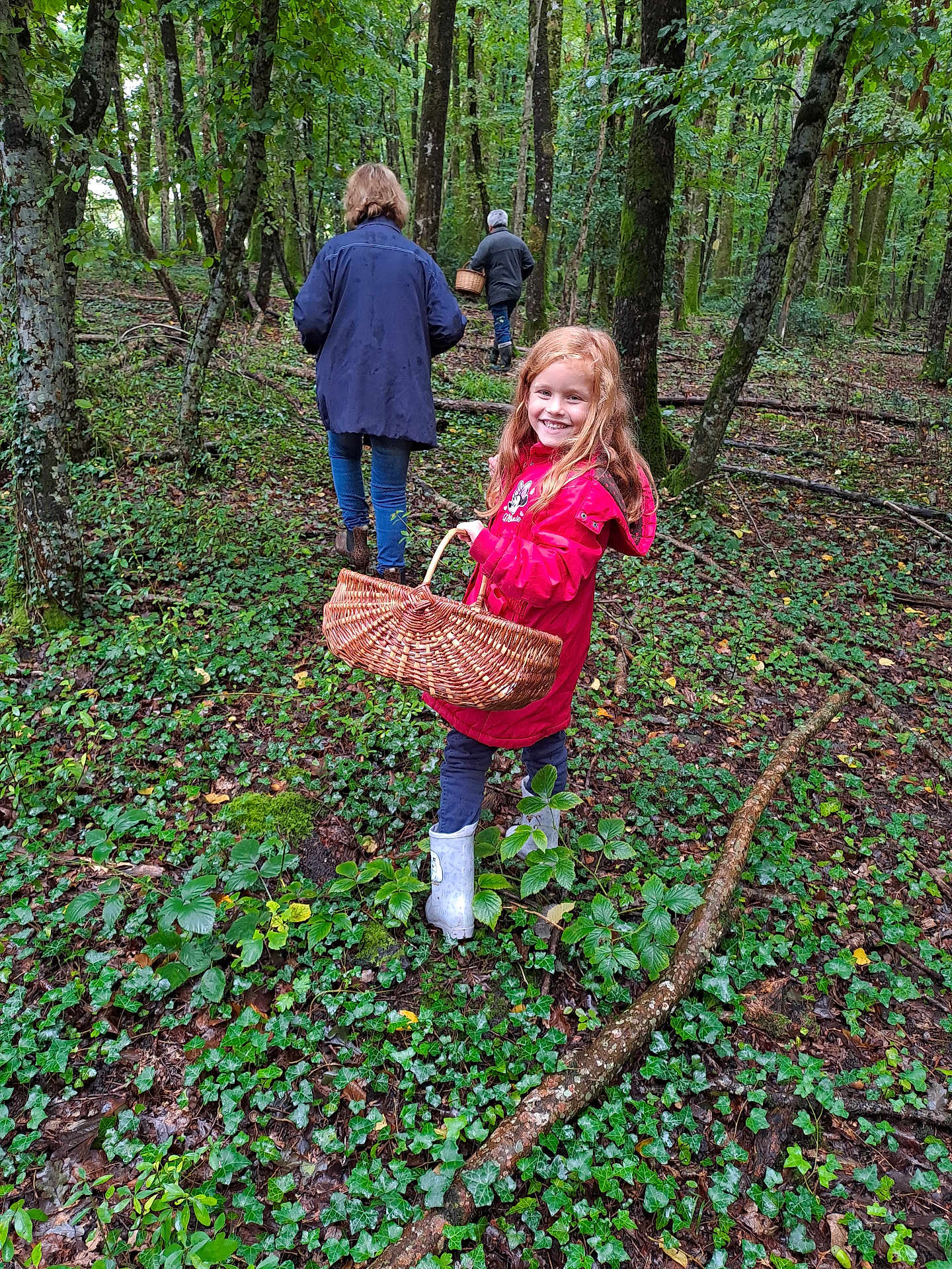 Lola participe au concours pour gagner de l'argent avec cette photo : child, face, female, girl, grove, head, herbal, herbs, land, leaf, nature, outdoors, person, photography, plant, portrait, soil, tree, vegetation, woodland