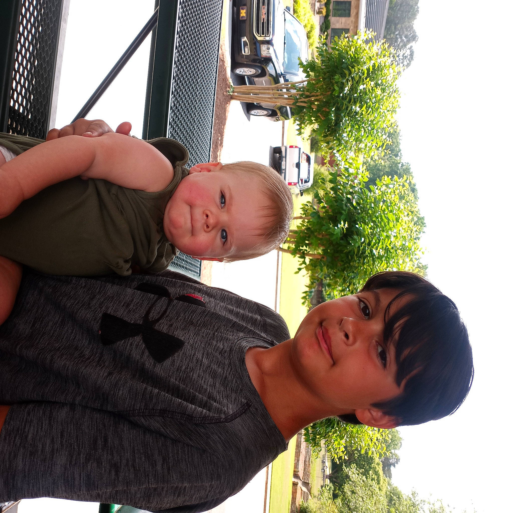 Emerald is registered to the contest to win money with this photo: arm, black, cool, facial_expression, fun, hairstyle, happy, human, joy, leaf, leisure, muscle, people, person, plant, shoulder, sky, summer, t_shirt, tree