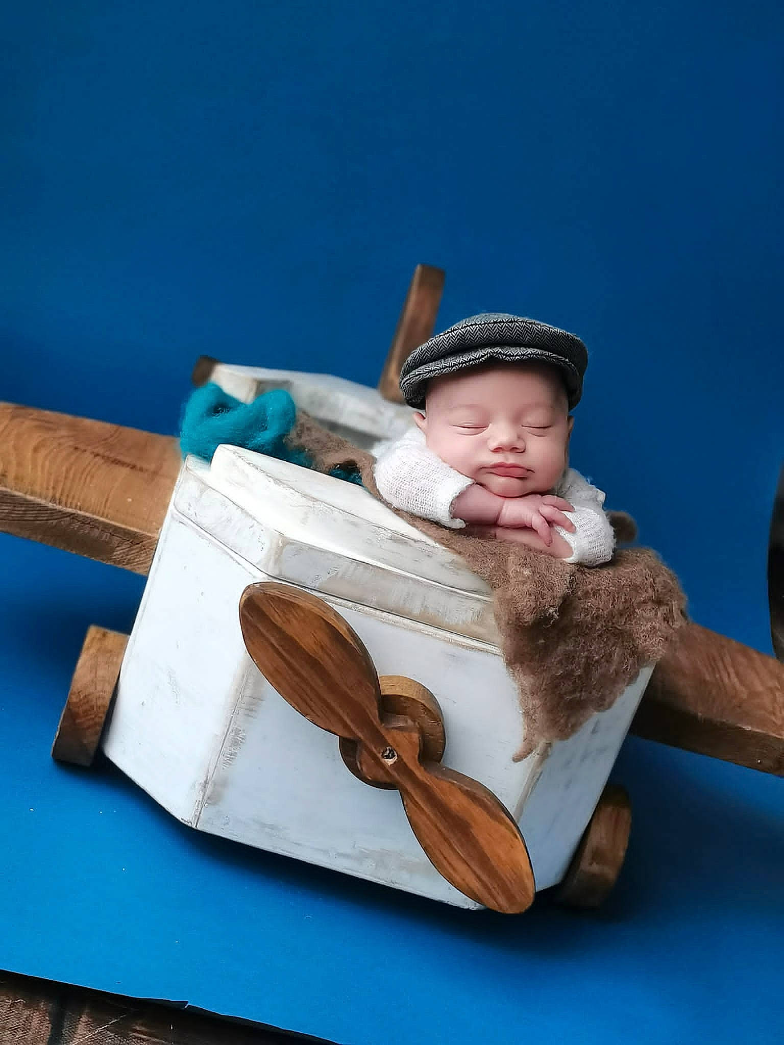 Nathan participe au concours pour gagner de l'argent avec cette photo : baby, baby_products, baby_toddler_clothing, baby_toys, chair, child, comfort, costume_hat, fashion_accessory, fun, happy, hat, headwear, leisure, person, sitting, sun_hat, toddler, toy, travel