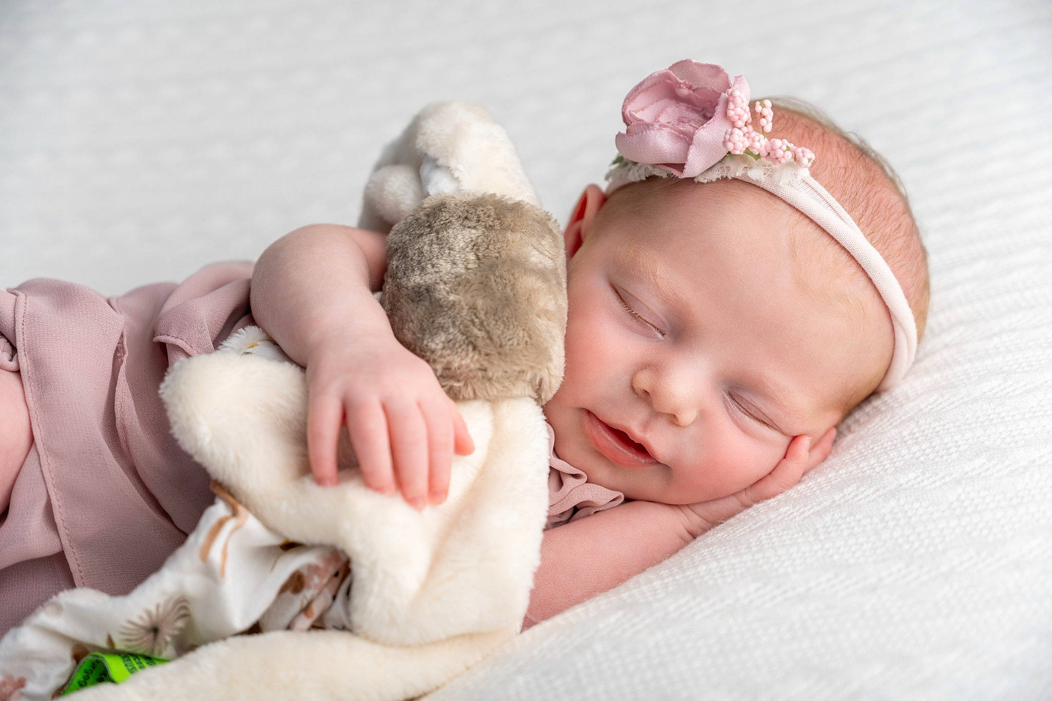 Julia a rejoint le concours — aidez-le/la à gagner de superbes lots ! baby, baby_sleeping, baby_toddler_clothing, barefoot, cap, child, comfort, eye, finger, foot, happy, head, headband, headgear, headpiece, human_body, linens, person, pink, skin