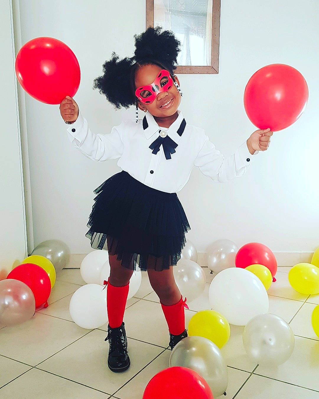 Chloé a rejoint le concours — aidez-le/la à gagner de superbes lots ! balloon, clown, costume, fun, joy, party, party_supply, performing_arts, person, red, smile