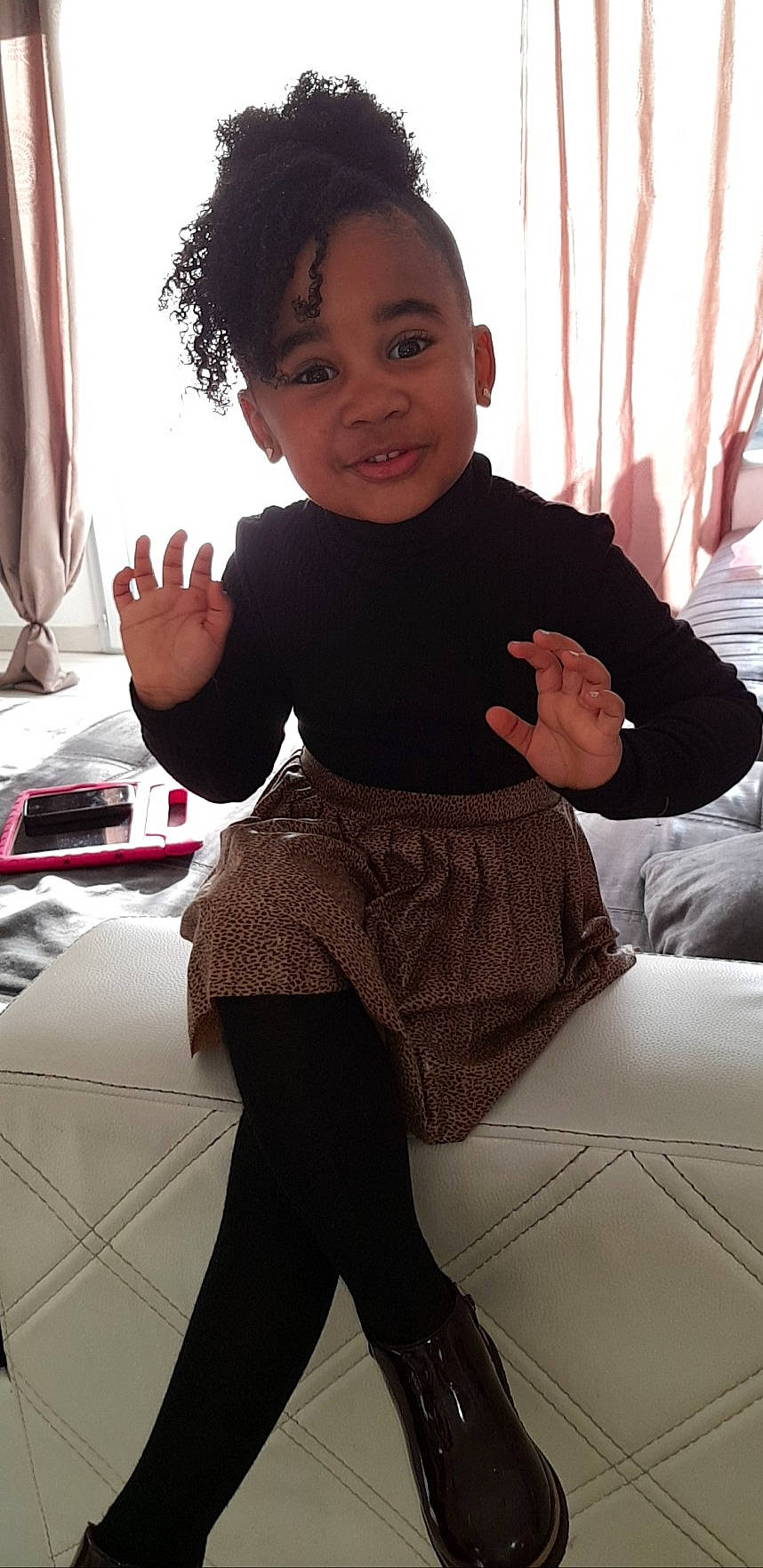 Chloé a rejoint le concours — aidez-le/la à gagner de superbes lots ! arm, black_hair, child, finger, gesture, hand, joint, leg, person, shoulder, t_shirt, thumb