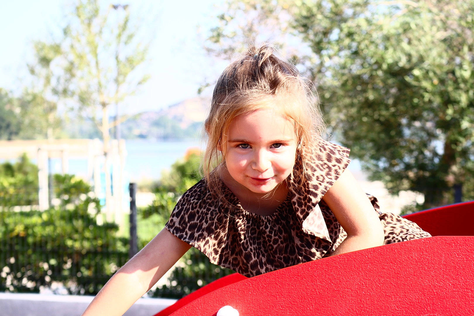 Kendra participe au concours pour gagner de l'argent avec cette photo : blond, child, city, dress, eye, fun, grass, happy, joy, leisure, outdoor_play_equipment, people_in_nature, person, plant, recreation, sitting, smile, t_shirt, table, toddler