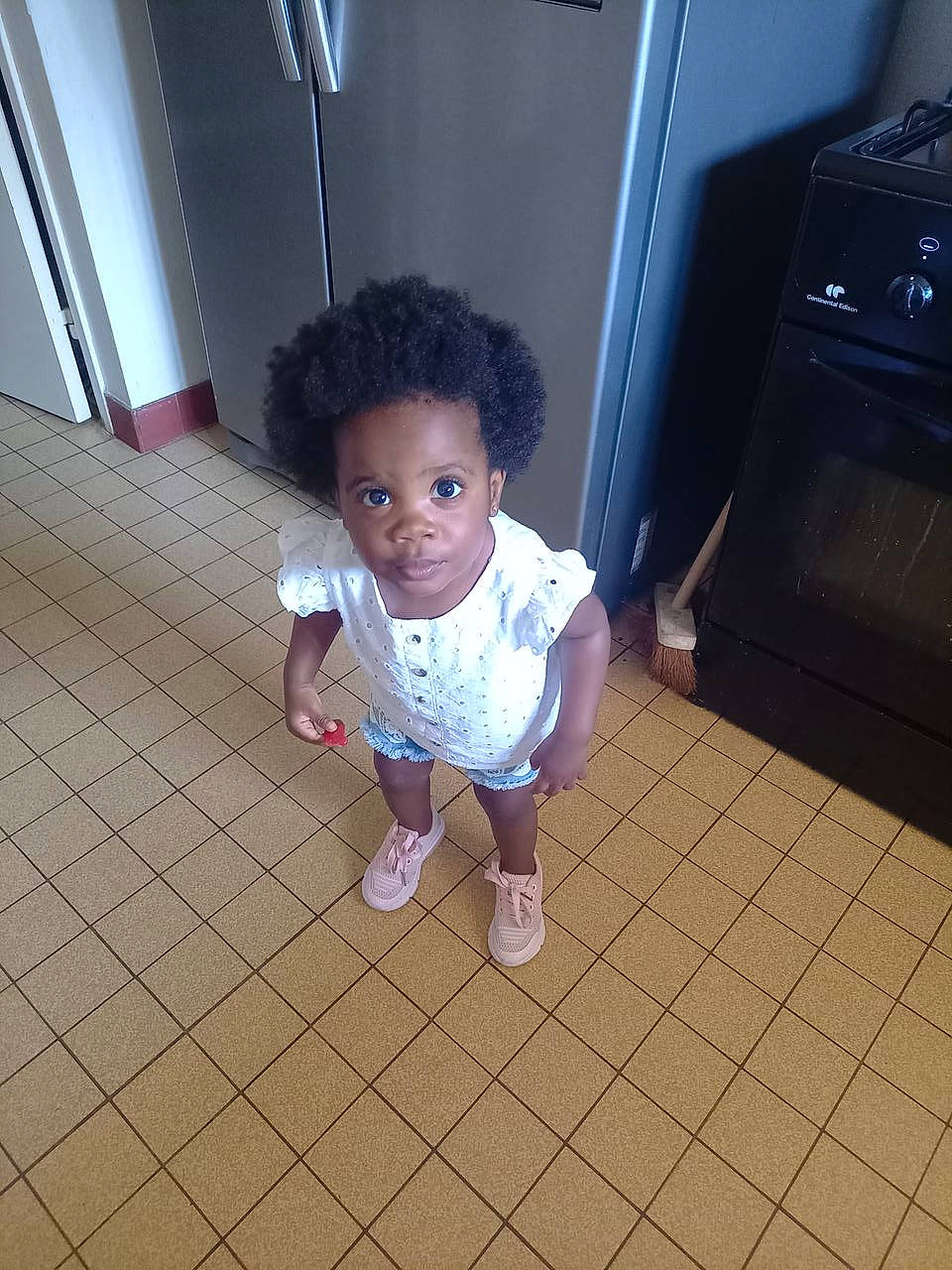 Kate participe au concours pour gagner de l'argent avec cette photo : baby, baby_toddler_clothing, child, floor, flooring, foot, fun, hardwood, head, home_appliance, human_leg, magenta, pattern, person, product, room, sitting, skin, television, toddler