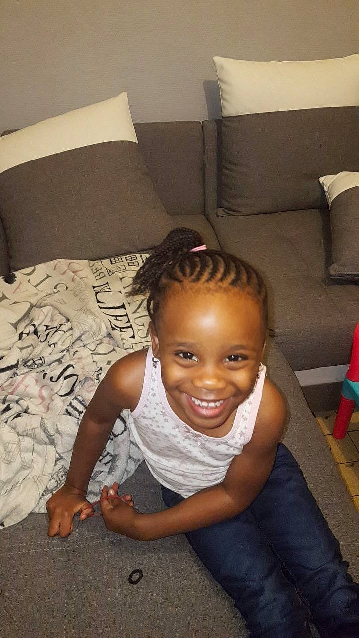 Chelsea participe au concours pour gagner de l'argent avec cette photo : chin, comfort, couch, eye, face, flash_photography, floor, flooring, fun, furniture, happy, hardwood, human_body, iris, joy, living_room, person, smile, toddler, trunk