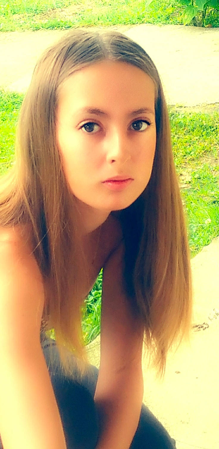 EMMIE a rejoint le concours — aidez-le/la à gagner de superbes lots ! black_hair, cheek, chin, eye, eyebrow, eyelash, face, flash_photography, forehead, grass, hair, happy, head, iris, jaw, lip, neck, nose, people_in_nature, person