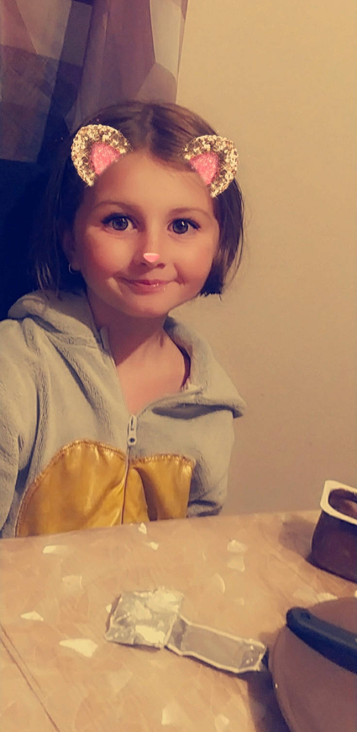 Maëly a rejoint le concours — aidez-le/la à gagner de superbes lots ! beauty, bridal_accessory, dress, eyebrow, eyelash, facial_expression, fashion_design, flash_photography, hairstyle, happy, headband, headgear, headpiece, jewellery, joy, long_hair, organ, person, plate, smile