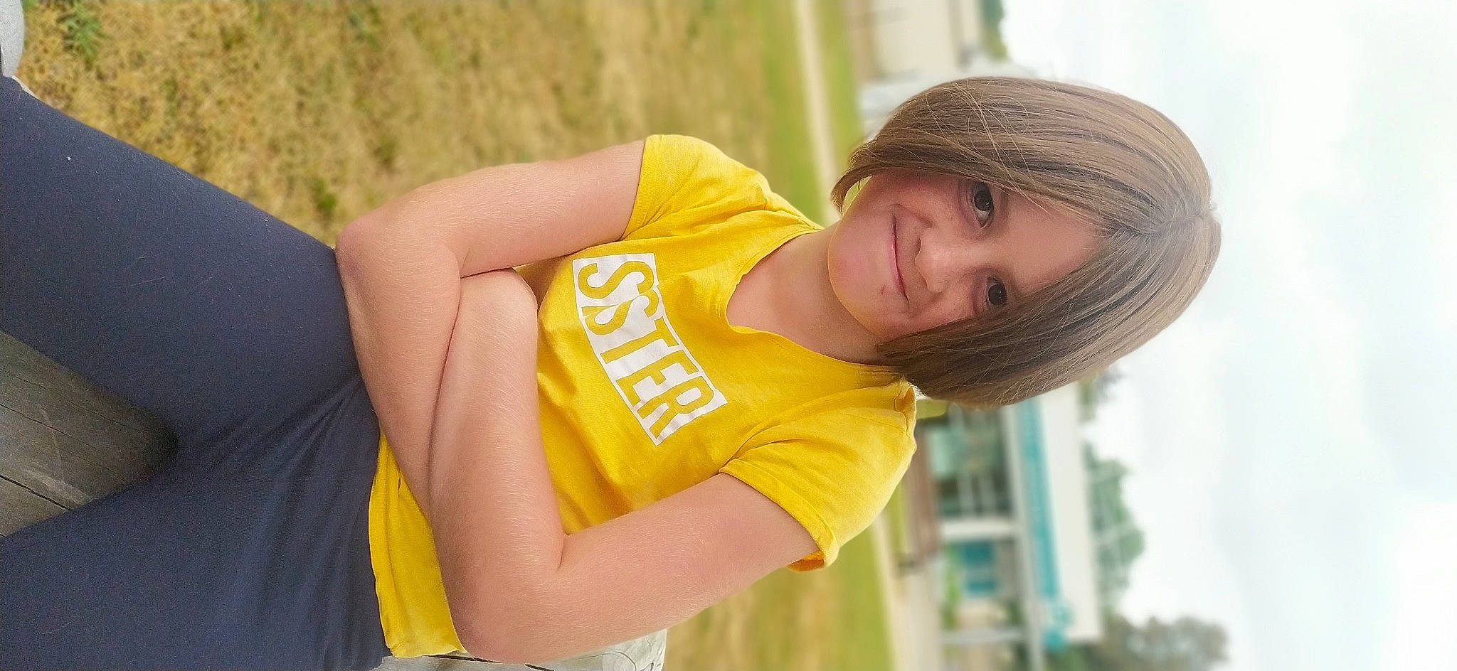 Maëly participe au concours pour gagner de l'argent avec cette photo : arm, black_hair, elbow, grass, happy, joint, joy, leisure, lip, long_hair, neck, orange, people_in_nature, person, plant, shoulder, smile, street_fashion, summer, t_shirt