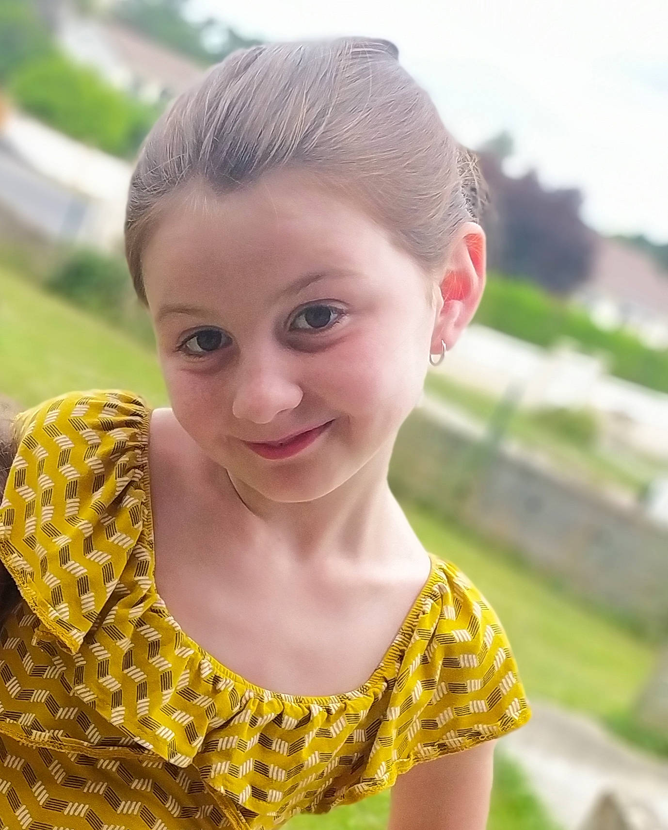 Maëly a rejoint le concours — aidez-le/la à gagner de superbes lots ! beauty, blond, brown_hair, chin, day_dress, embellishment, flash_photography, fun, grass, hairstyle, happy, iris, jewellery, joy, lip, neck, people_in_nature, person, skin, sleeve