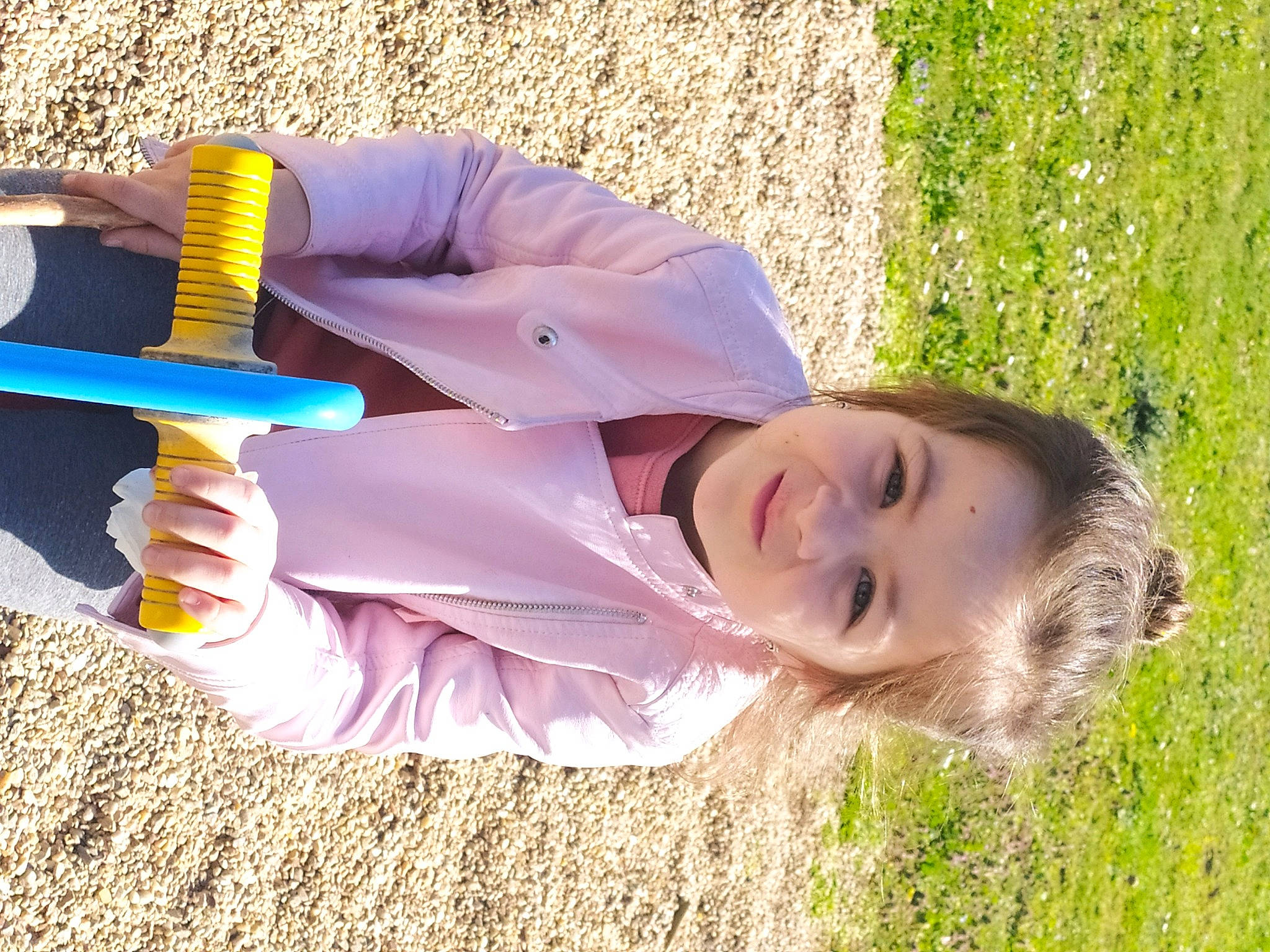 Lyana participe au concours pour gagner de l'argent avec cette photo : child, fun, grass, grassland, happy, hat, leisure, nail, outdoor_play_equipment, people, people_in_nature, person, play, recreation, smile, soil, thumb, toddler, tree, vacation