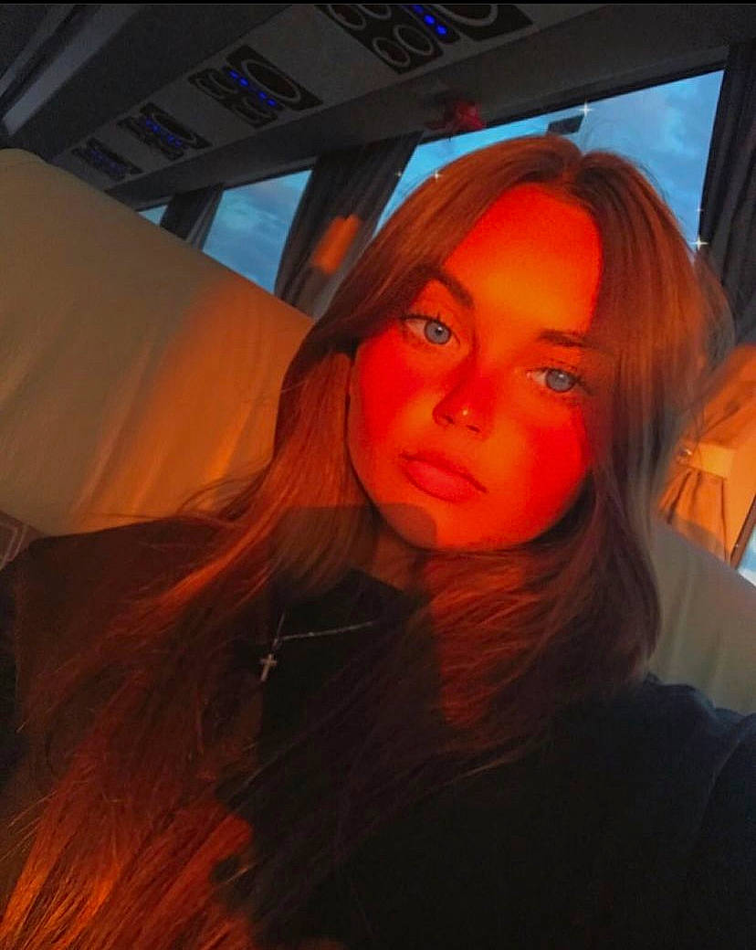 Chelsy participe au concours pour gagner de l'argent avec cette photo : black_hair, blond, brown_hair, cheek, chin, electric_blue, eyebrow, eyelash, feathered_hair, flash_photography, fun, iris, jaw, layered_hair, lip, long_hair, mouth, nose, orange, person