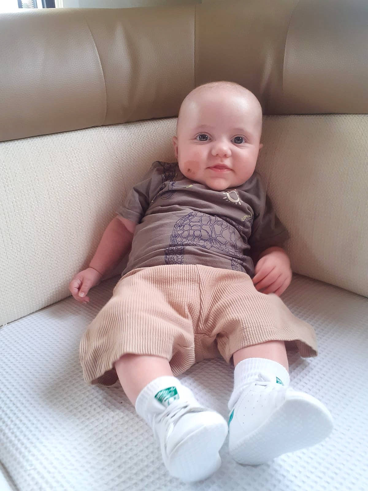 Luke participe au concours pour gagner de l'argent avec cette photo : arm, baby, baby_toddler_clothing, cheek, comfort, couch, eye, foot, head, human_body, human_leg, joint, knee, person, product, skin, sleeve, smile, sock, textile
