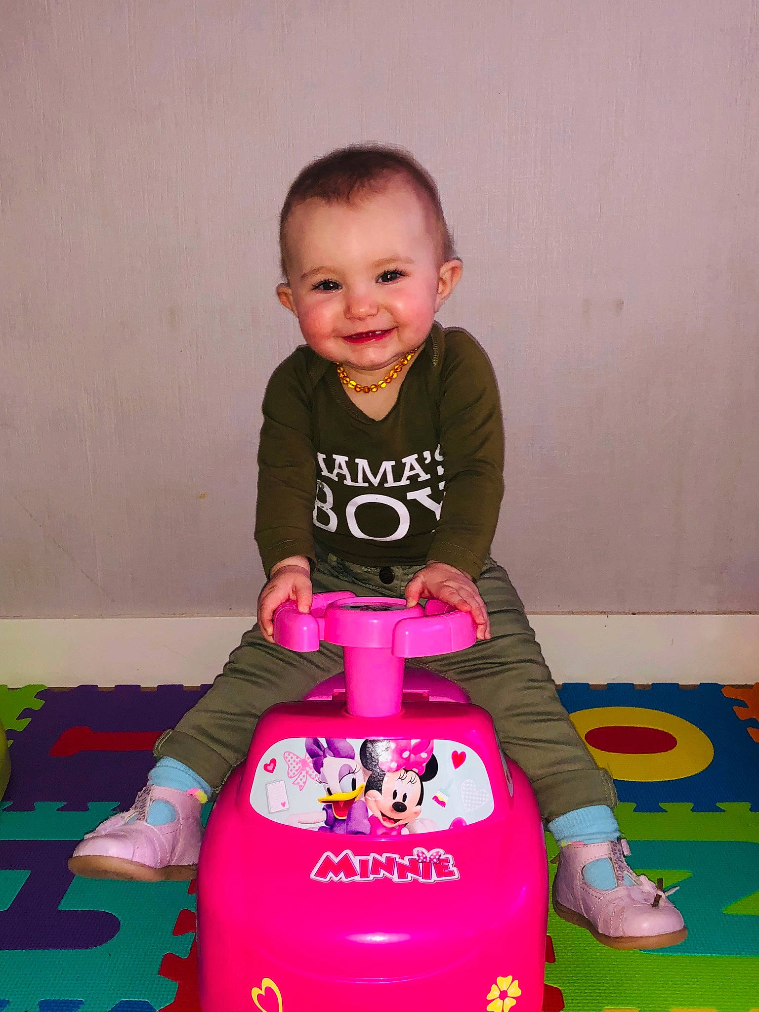 Djulia participe au concours pour gagner de l'argent avec cette photo : baby_playing_with_toys, baby_products, baby_toddler_clothing, bag, child, face, flooring, fun, happy, head, human_body, joy, leisure, magenta, person, pink, purple, riding_toy, sleeve, smile