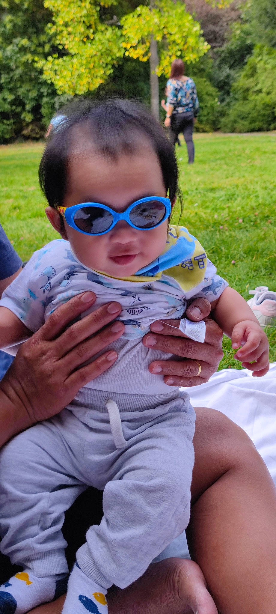 Zaijan Rosario a rejoint le concours — aidez-le/la à gagner de superbes lots ! arm, clothing, eyewear, finger, fun, glasses, goggles, grass, hand, happy, leaf, leisure, person, personal_protective_equipment, plant, recreation, summer, sunglasses, toddler, tree