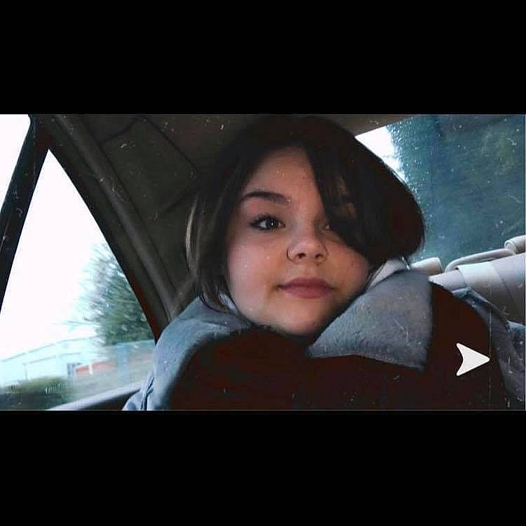 Amélia participe au concours pour gagner de l'argent avec cette photo : auto_part, automotive_window_part, beauty, black_hair, child, cool, eye, face, head, mouth, nose, person, photography, sky, smile, snapshot