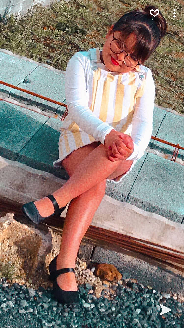 Sohanna participe au concours pour gagner de l'argent avec cette photo : blue, clothing, daytime, eyewear, face, fun, glasses, grass, green, hair, hairstyle, human, human_leg, leg, people, person, plaid, shoe, sitting, sportswear