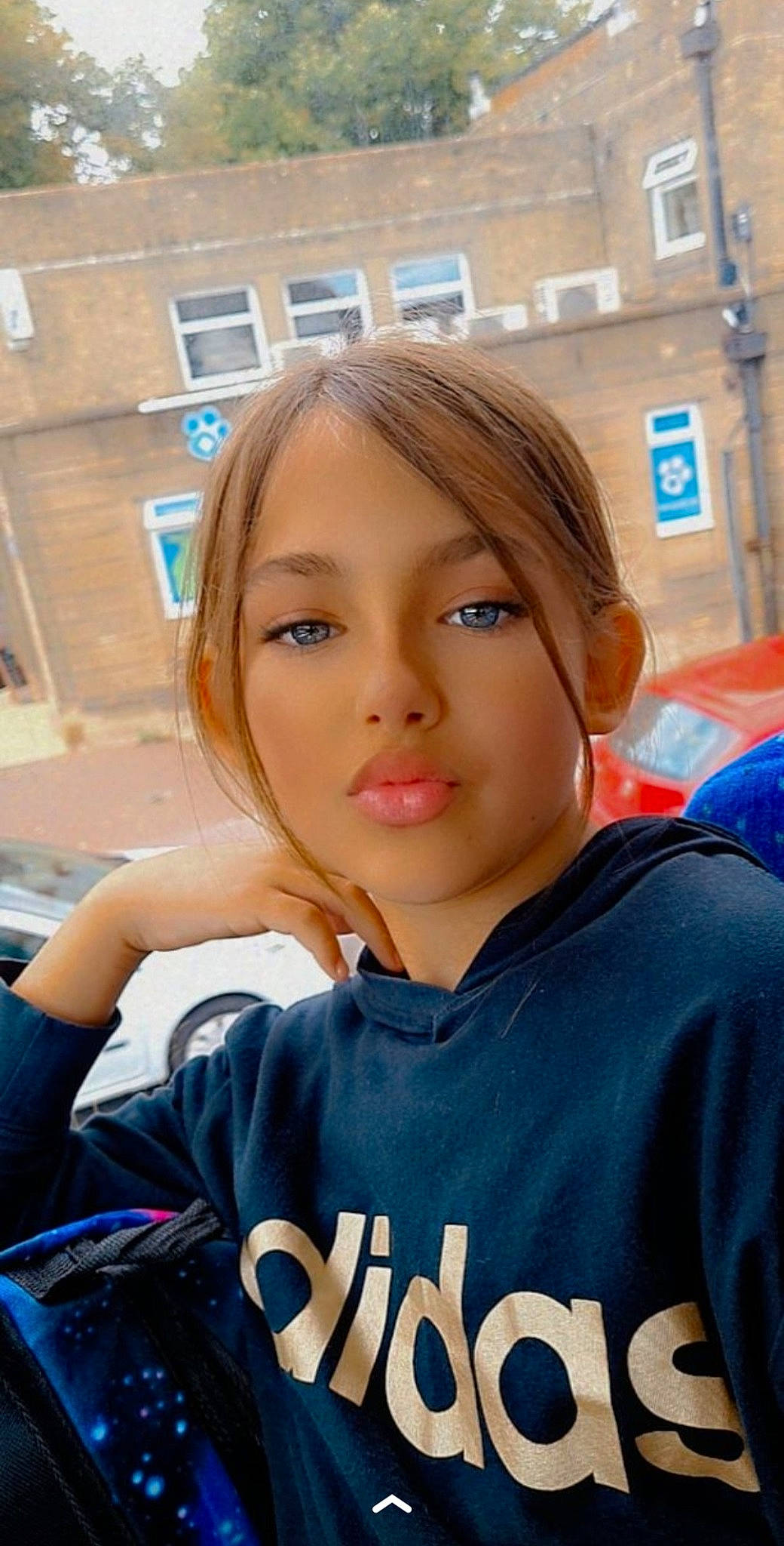 Mia is registered to the contest to win money with this photo: black_hair, blond, brown_hair, chin, cool, electric_blue, eyebrow, eyelash, eyewear, happy, leisure, lip, long_hair, neck, person, selfie, shoulder, sleeve, t_shirt, travel