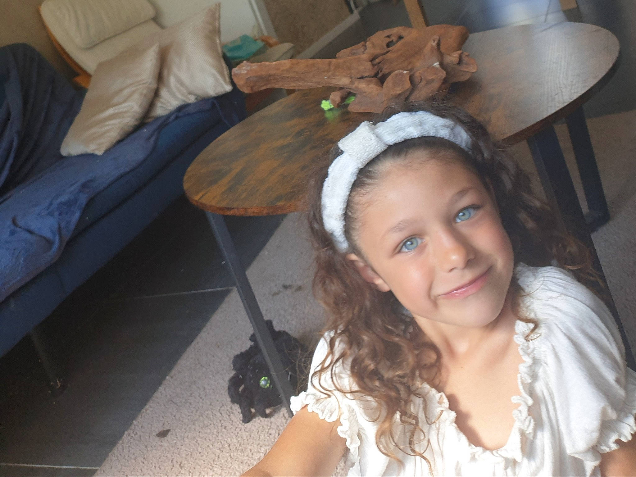 Nelly participe au concours pour gagner de l'argent avec cette photo : bridal_accessory, chair, child, ear, embellishment, event, facial_expression, fun, hairstyle, happy, headgear, headpiece, human, iris, jewellery, joy, neck, people, person, smile