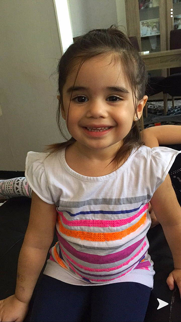 Jüllya a rejoint le concours — aidez-le/la à gagner de superbes lots ! arm, cheek, child, child_model, face, facial_expression, hair, head, joy, neck, organ, person, shoulder, skin, smile, t_shirt, toddler, tooth