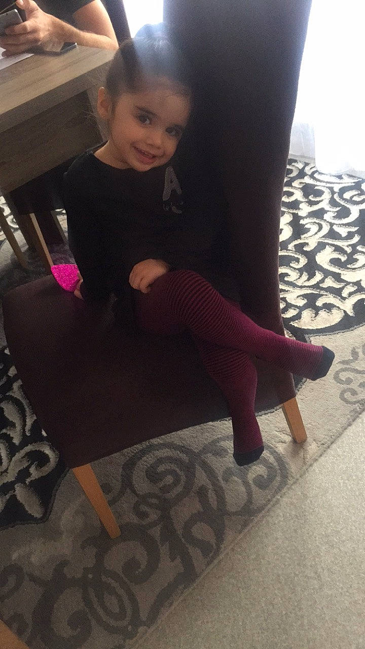 Jüllya participe au concours pour gagner de l'argent avec cette photo : chair, child, couch, finger, floor, flooring, footwear, furniture, human_leg, joint, joy, knee, leg, leggings, material_property, person, pink, shoe, sitting, thigh