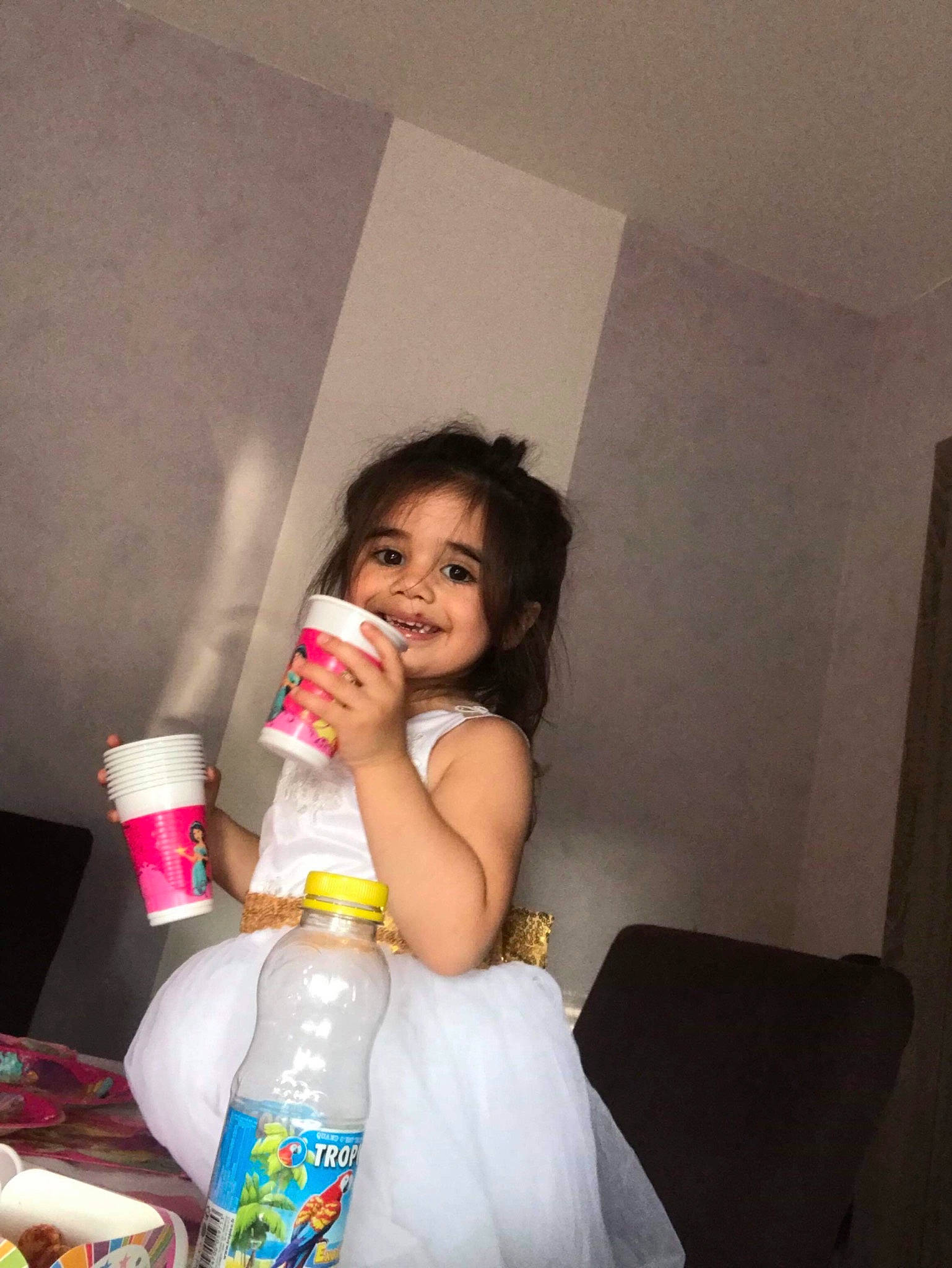 Jüllya participe au concours pour gagner de l'argent avec cette photo : child, drinkware, fun, happy, joy, person, plastic_bottle, skin, smile, tableware, toddler, vacation, water