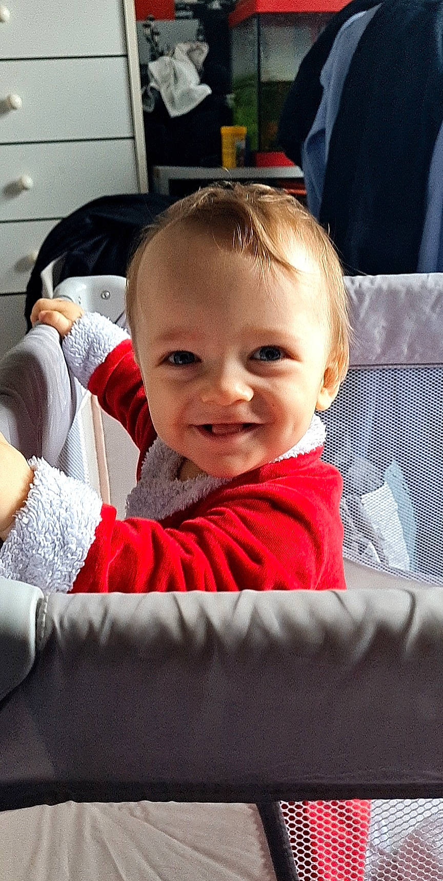 Pablo a rejoint le concours — aidez-le/la à gagner de superbes lots ! baby, baby_products, baby_toddler_clothing, car_seat, carmine, cheek, child, comfort, cool, family_car, fun, happy, joy, laugh, linens, person, room, sitting, sleeve, smile