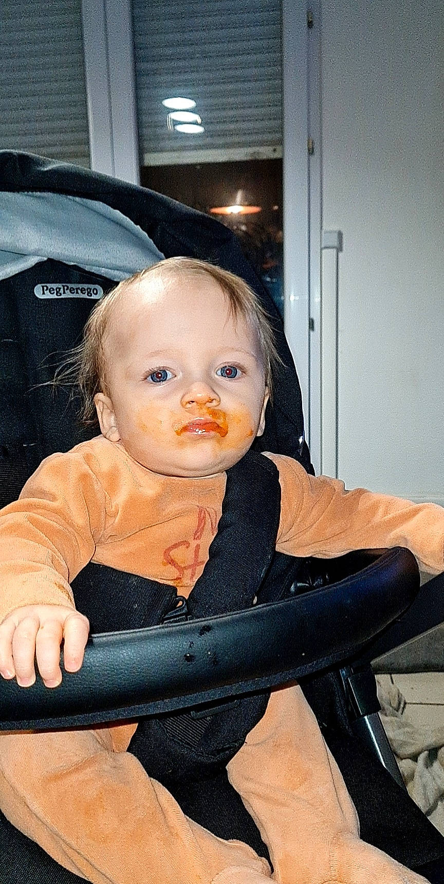 Pablo a rejoint le concours — aidez-le/la à gagner de superbes lots ! baby, baby_carriage, baby_products, baby_safety, baby_toddler_clothing, chair, cheek, child, comfort, cooking, door, flash_photography, fun, happy, human_body, iris, leg, person, sitting, sleeve