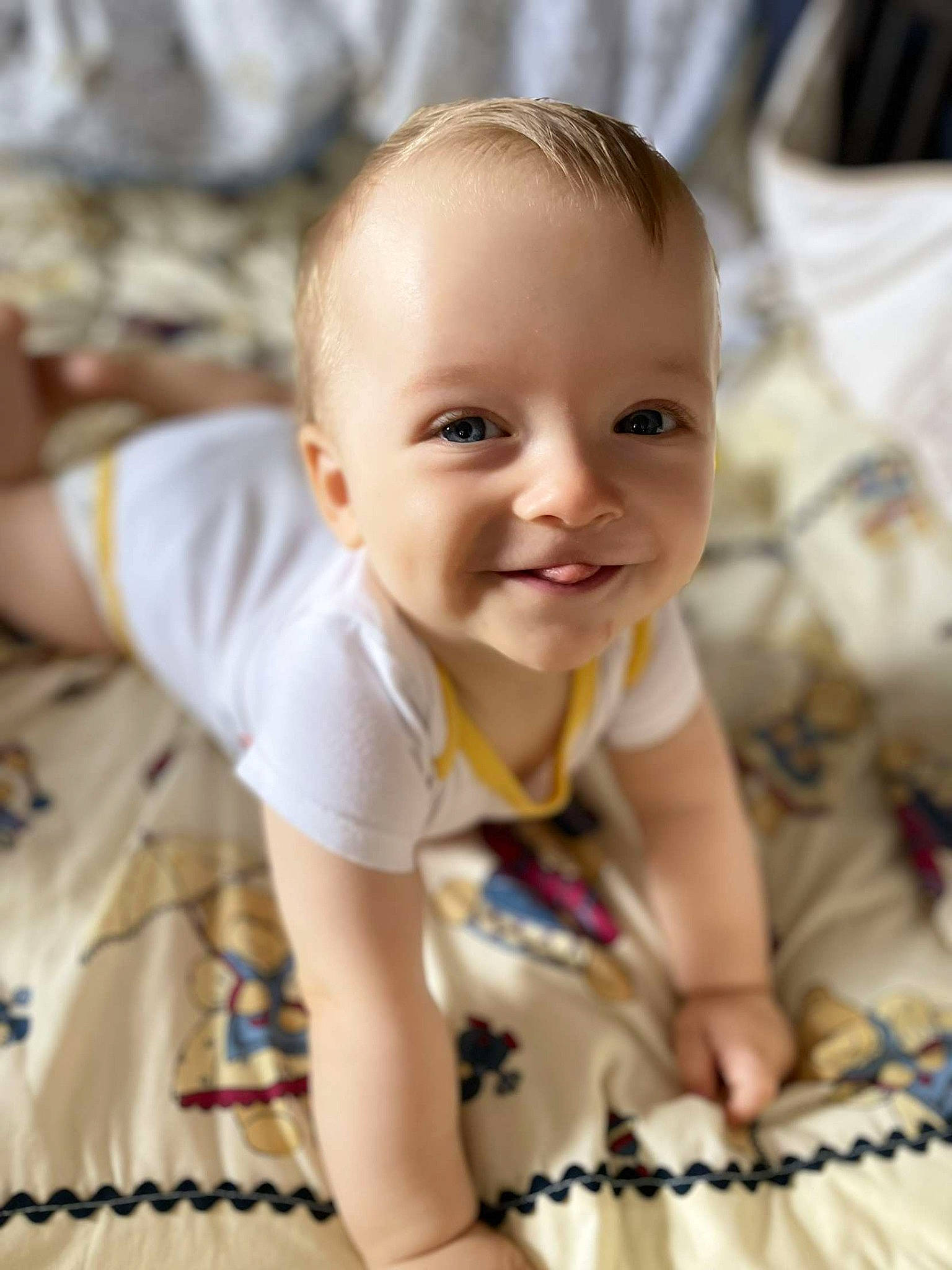 Pablo a rejoint le concours — aidez-le/la à gagner de superbes lots ! baby, baby_products, baby_toddler_clothing, blond, cheek, child, eye, flooring, fun, hairstyle, happy, iris, joy, leisure, mouth, person, sitting, skin, smile, t_shirt