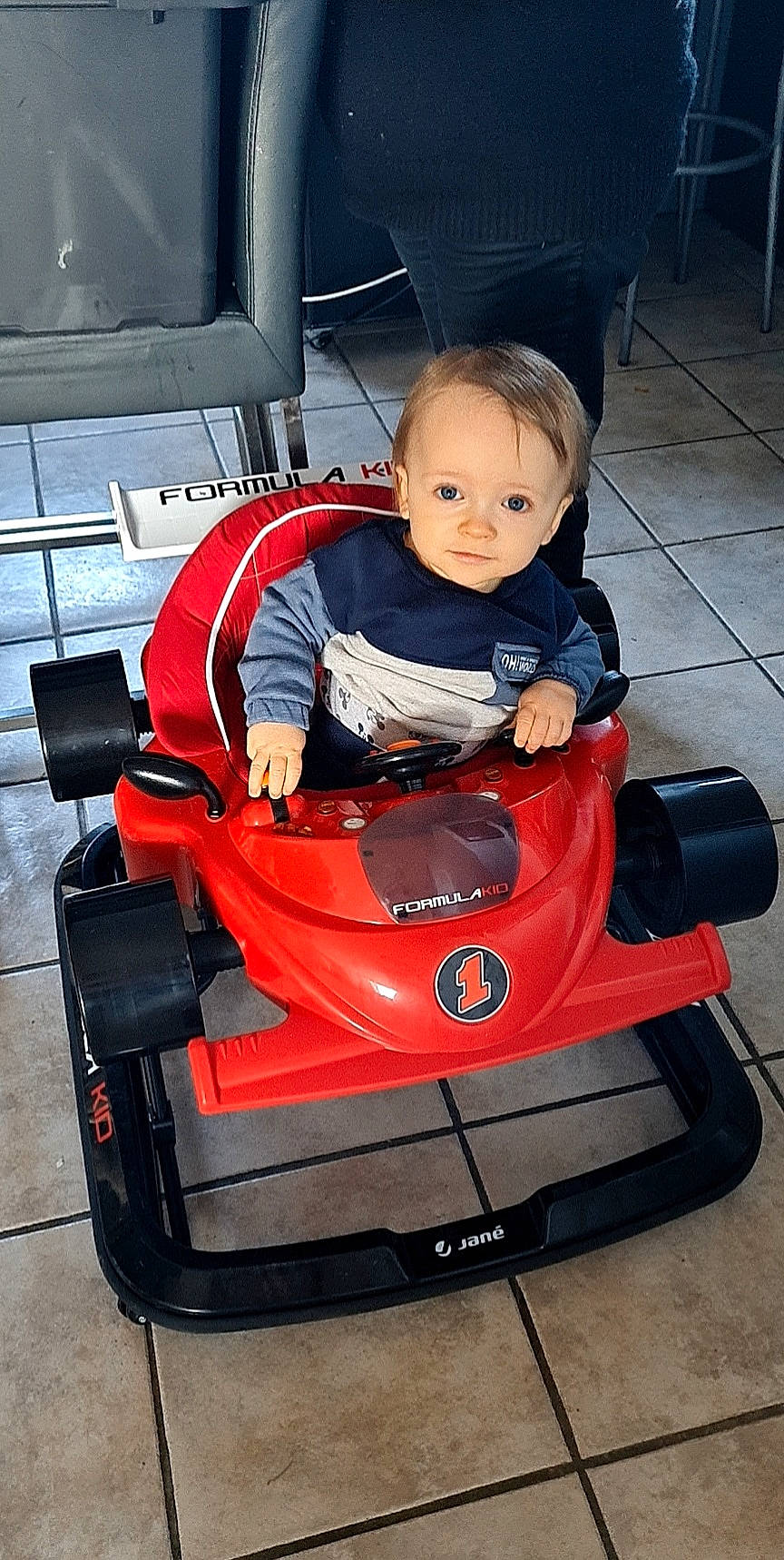 Pablo a rejoint le concours — aidez-le/la à gagner de superbes lots ! automotive_design, automotive_exterior, baby, baby_products, baby_toddler_clothing, bumper, carmine, chair, comfort, fun, lap, motor_vehicle, person, play, recreation, riding_toy, sitting, smile, toddler, vehicle