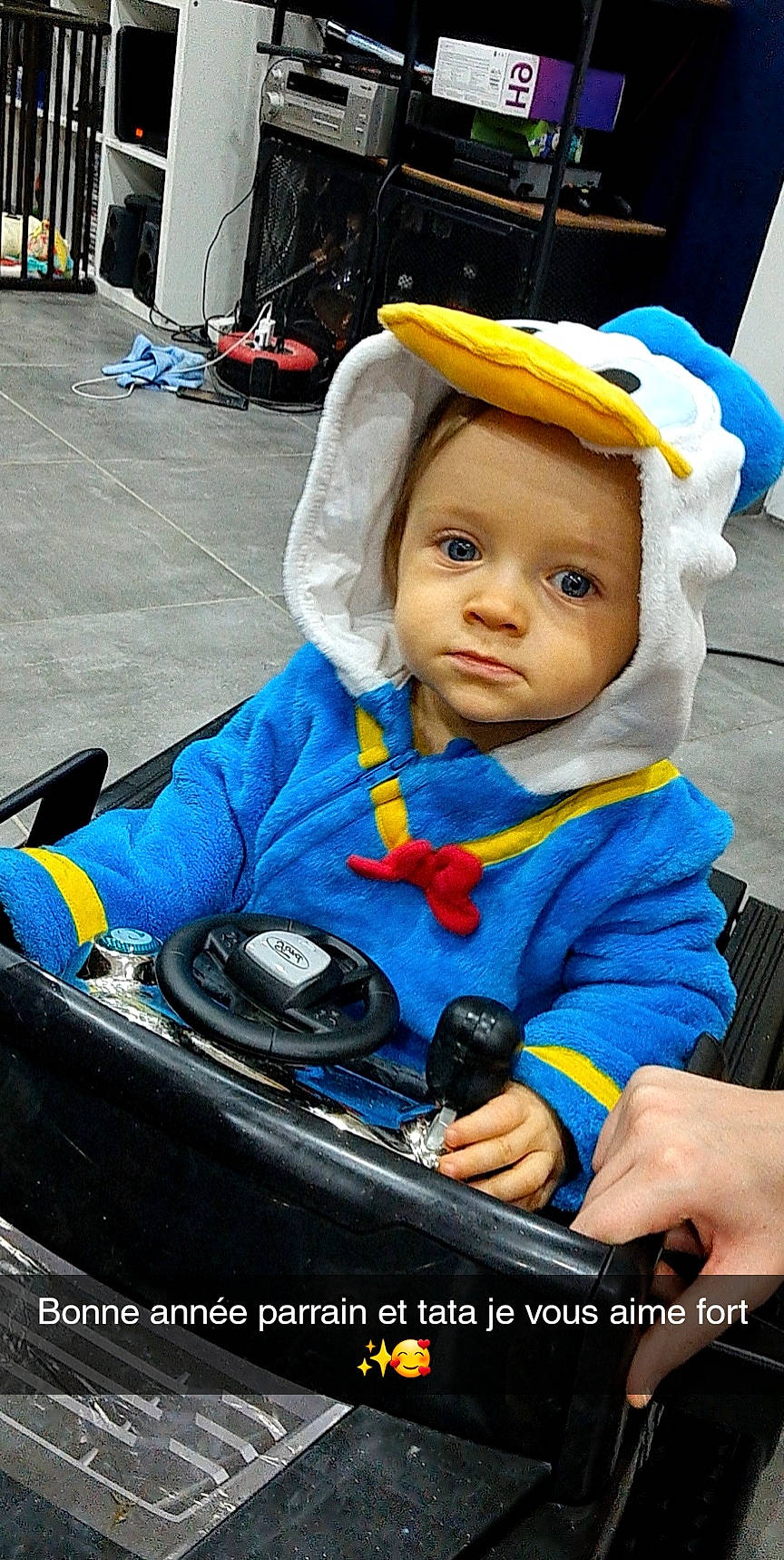 Pablo participe au concours pour gagner de l'argent avec cette photo : automotive_design, automotive_lighting, automotive_tire, baby, baby_carriage, baby_products, baby_toddler_clothing, bag, blue, bumper, child, electric_blue, flash_photography, fun, leisure, luggage_and_bags, person, personal_protective_equipment, recreation, sitting