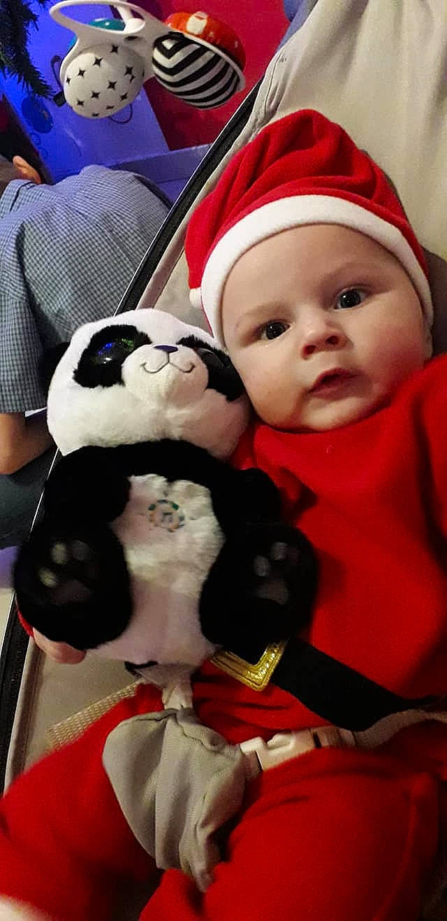 Ethanael a rejoint le concours — aidez-le/la à gagner de superbes lots ! child, dog_like_mammal, fun, girl, headgear, headwear, infant, mammal, person, play, product, red, skin, smile, toddler, vertebrate