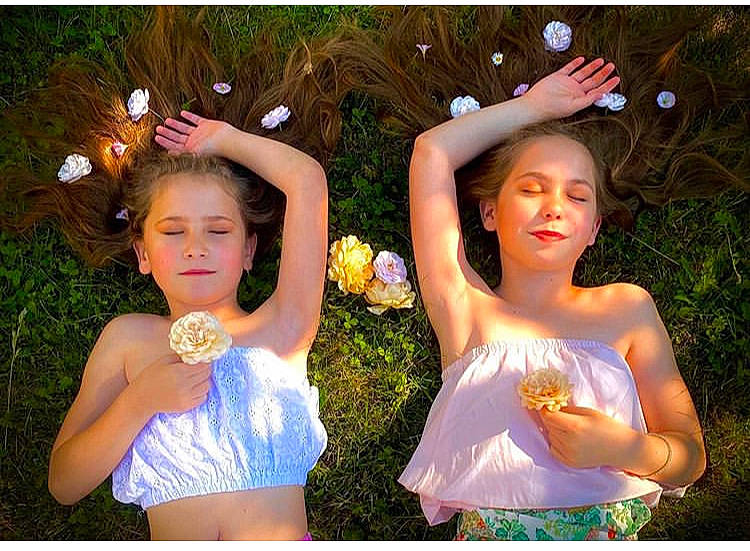 Clara Et Carina a rejoint le concours — aidez-le/la à gagner de superbes lots ! beauty, child, costume, dance, flower, fun, gesture, happy, person, photography, plant, smile, summer